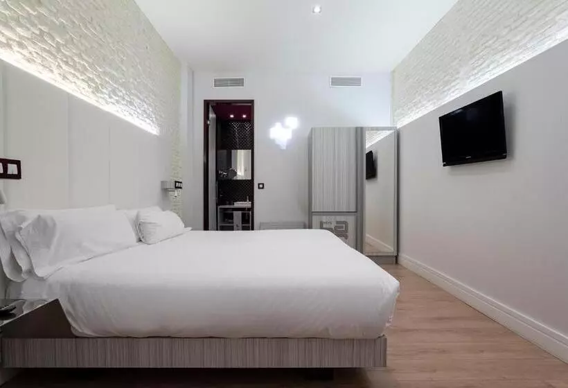 Отель Petit Palace Lealtad Plaza