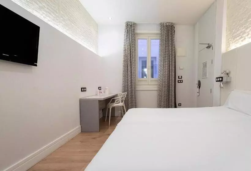 Отель Petit Palace Lealtad Plaza