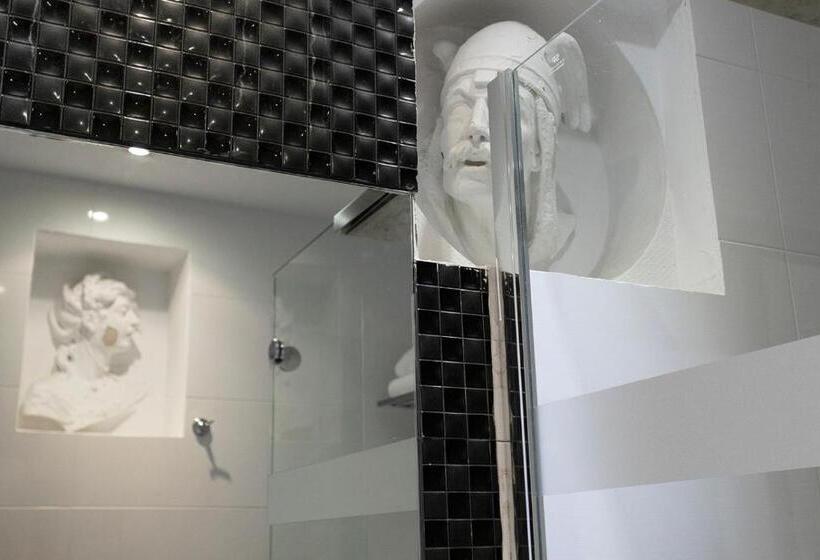 Отель Petit Palace Lealtad Plaza