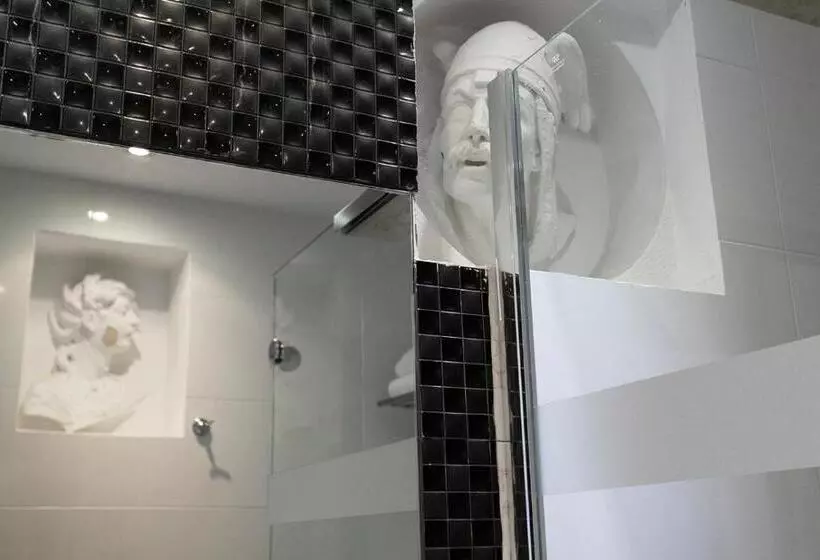 Отель Petit Palace Lealtad Plaza