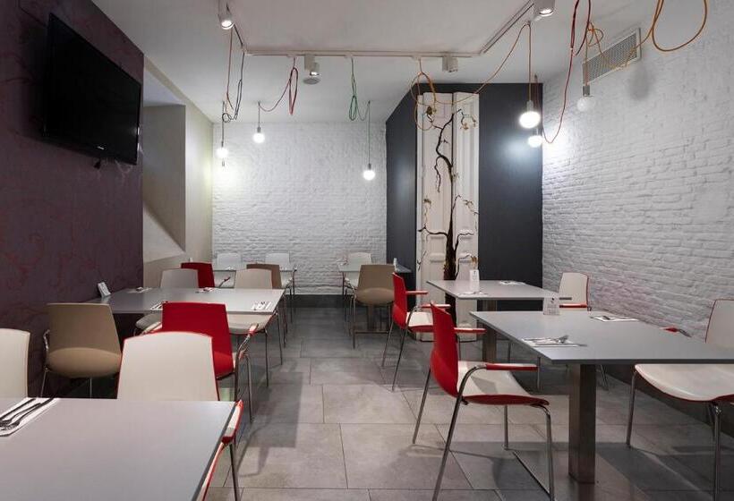 Отель Petit Palace Lealtad Plaza