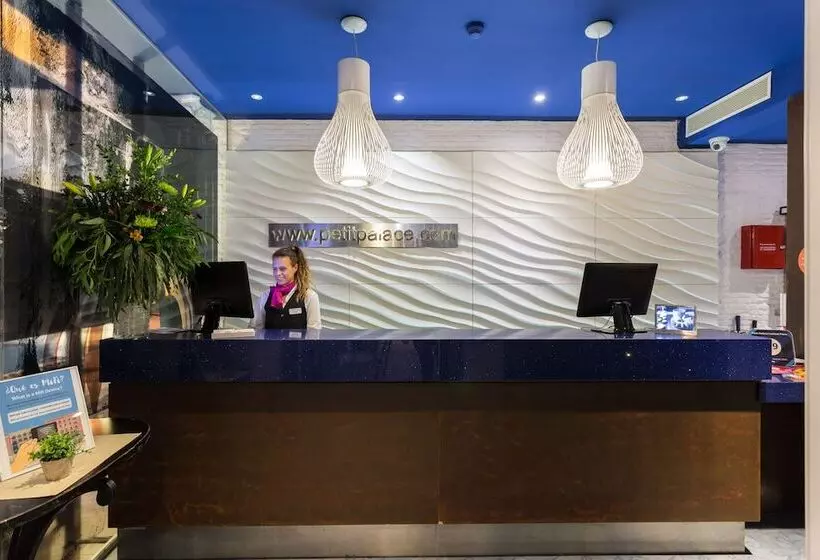 هتل Petit Palace Lealtad Plaza
