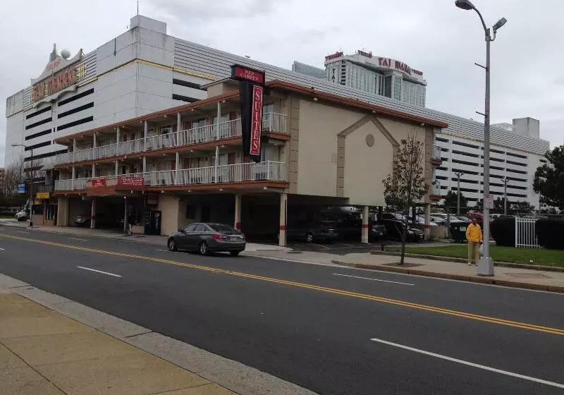 فندق Red Carpet Inn & Suites