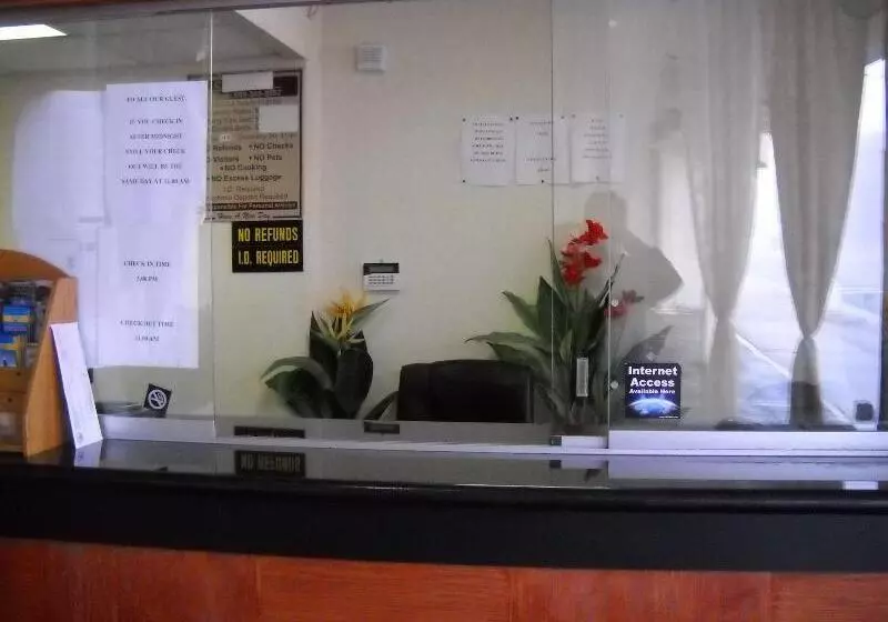 فندق Red Carpet Inn & Suites