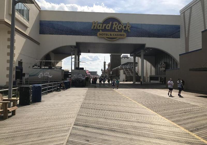 فندق Red Carpet Inn & Suites