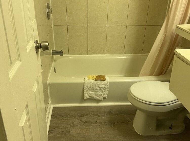 فندق Red Carpet Inn & Suites