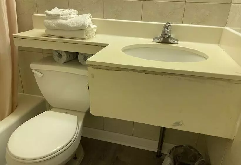 فندق Red Carpet Inn & Suites