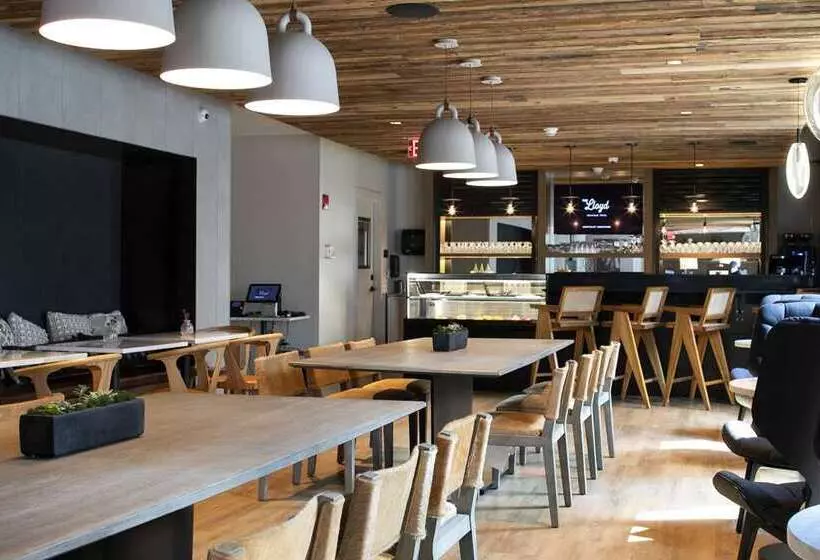 בית מלון כפרי The Lloyd Stamford, Tapestry Collection By Hilton