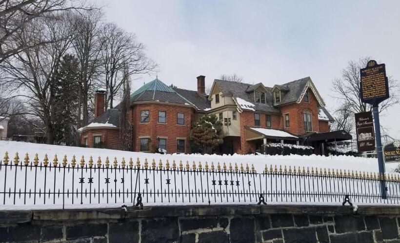 בית מלון כפרי The Sayre Mansion