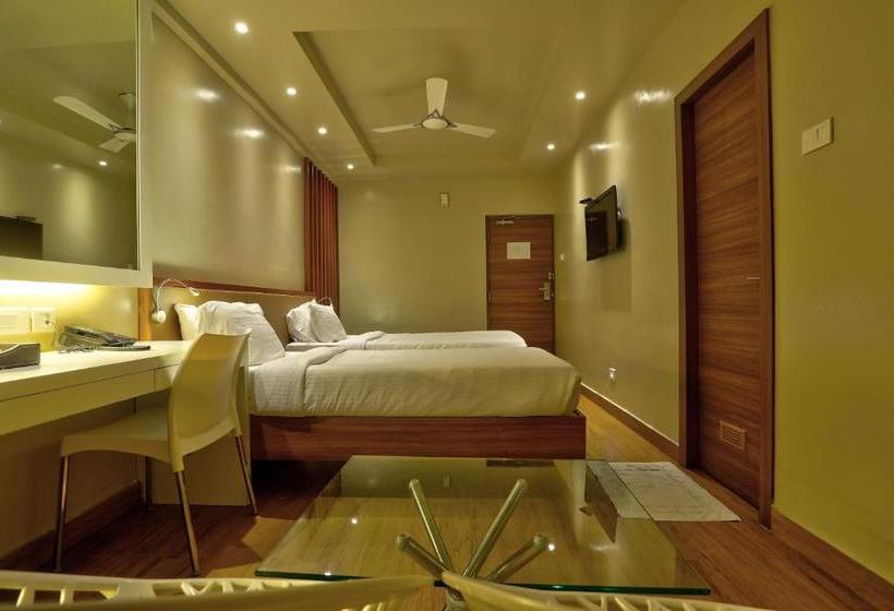 Отель Collection O 39209 Cine City