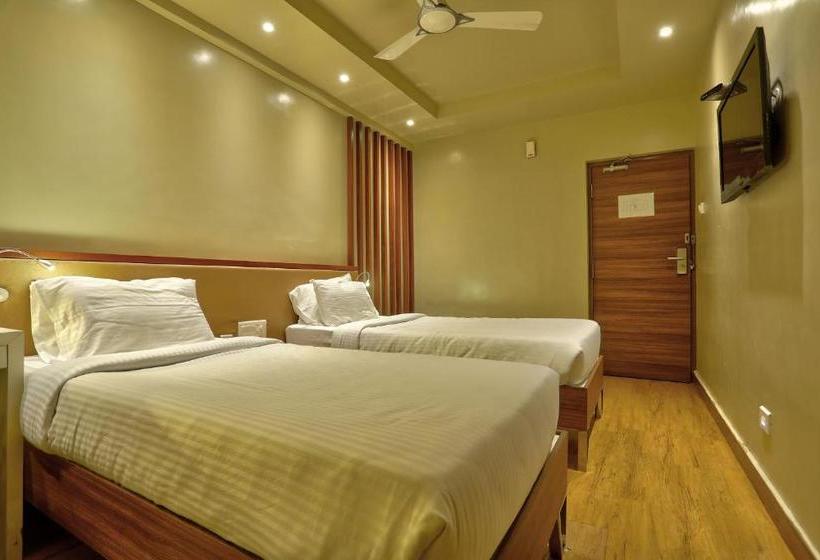 Отель Collection O 39209 Cine City