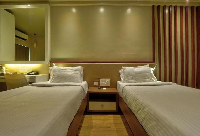 Отель Collection O 39209 Cine City