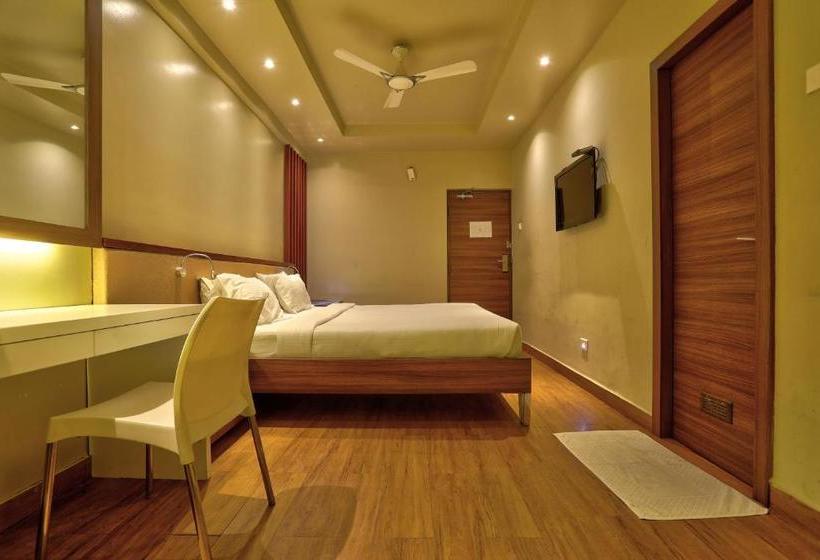 Отель Collection O 39209 Cine City