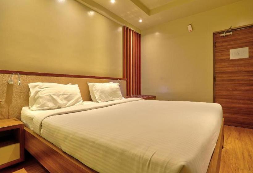 Отель Collection O 39209 Cine City