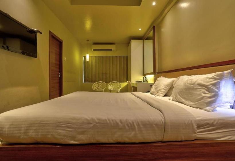 Отель Collection O 39209 Cine City