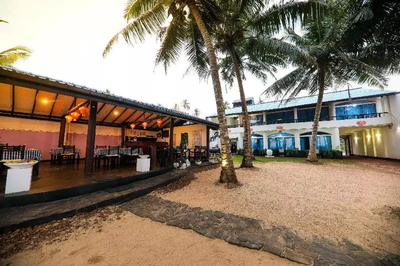 בית מלון כפרי Dalawella Beach Resort