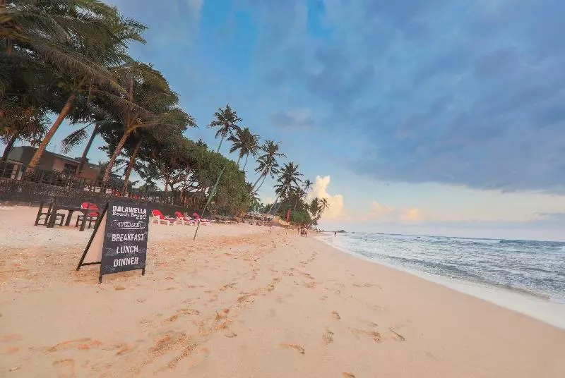 בית מלון כפרי Dalawella Beach Resort