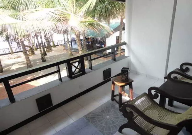 בית מלון כפרי Dalawella Beach Resort