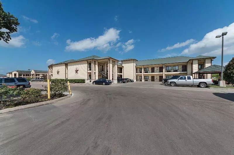 Отель Lone Star Inn And Suites Victoria