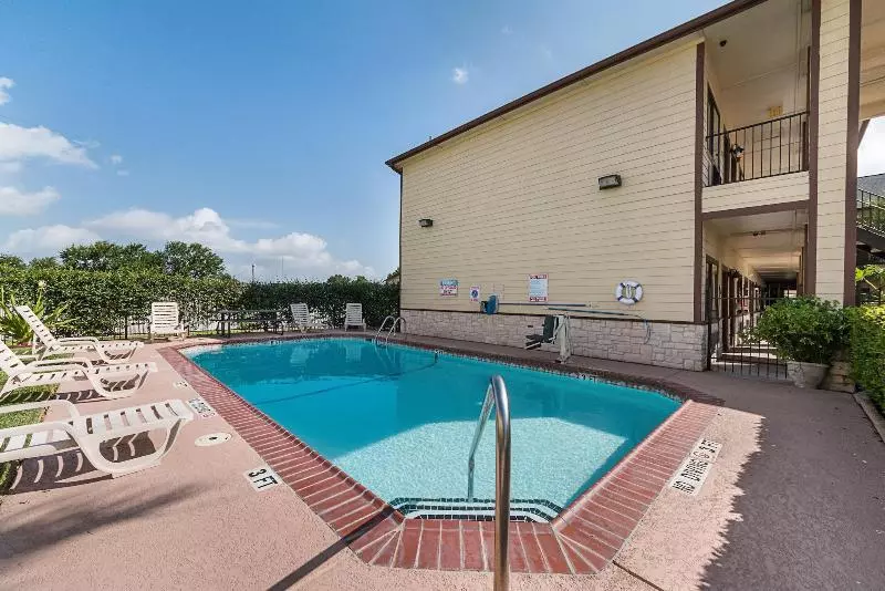 Отель Lone Star Inn And Suites Victoria