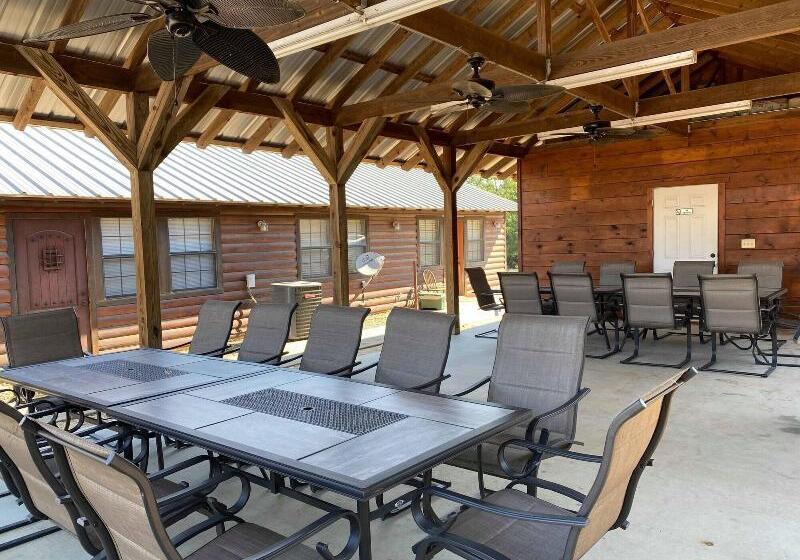 בית מלון כפרי New Hochatown Lodge