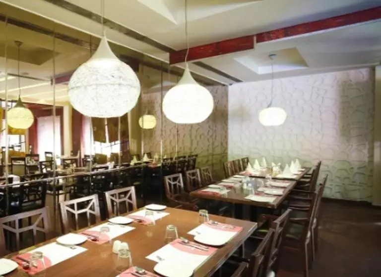 בית מלון כפרי Regency Square