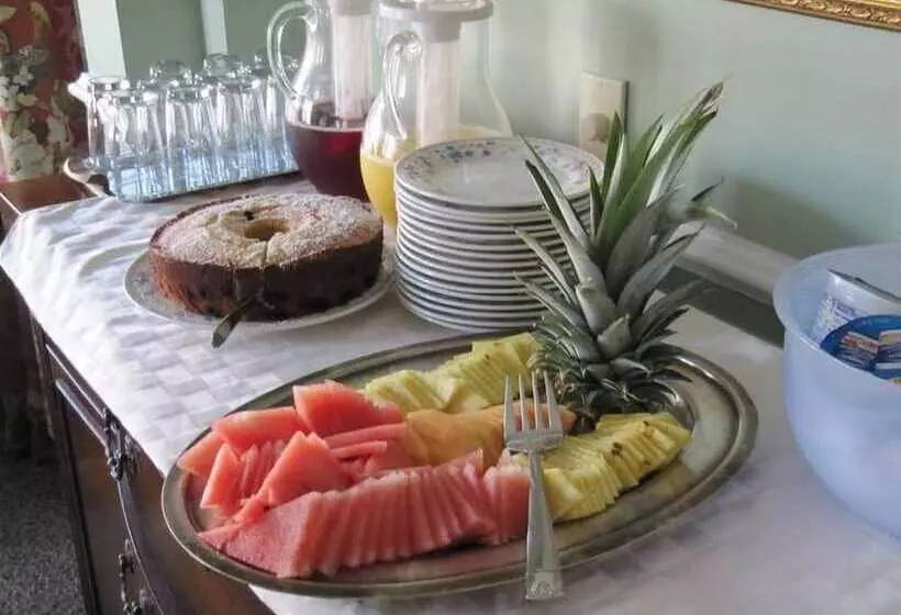 Отель Carisbrooke Inn Bed & Breakfast
