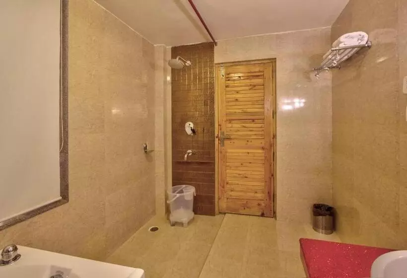 هتل The Holiday Resorts And Cottages