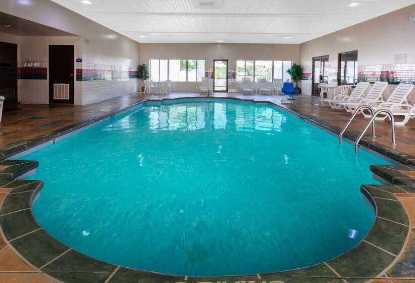 בית מלון כפרי Days Inn By Wyndham Milan Sandusky South