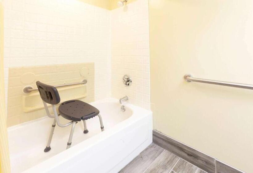 בית מלון כפרי Days Inn By Wyndham Milan Sandusky South