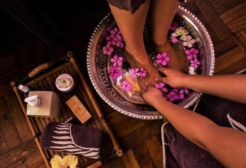 هتل Reethi Beach Resort