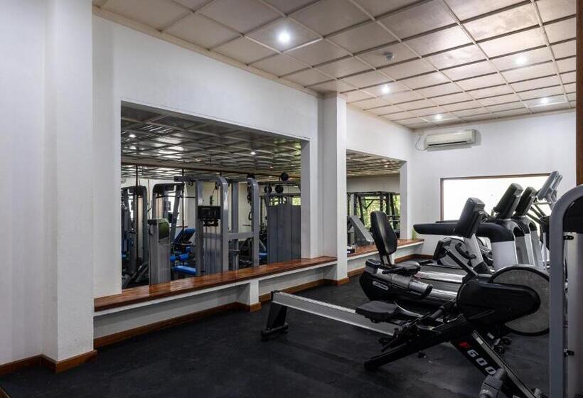 هتل Reethi Beach Resort