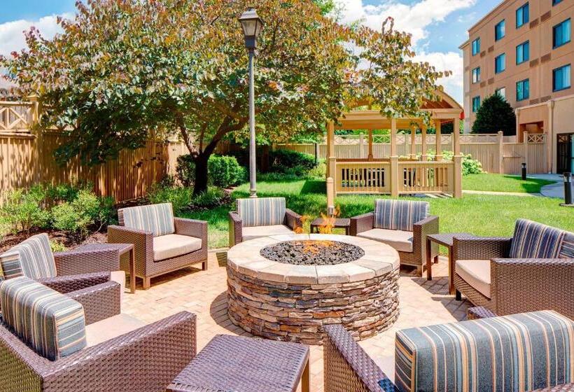 Отель Courtyard By Marriott Roanoke Airport