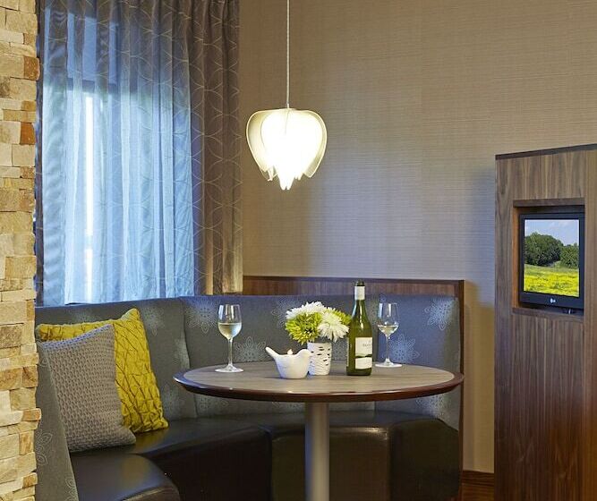 בית מלון כפרי Courtyard By Marriott Ithaca Airport/university