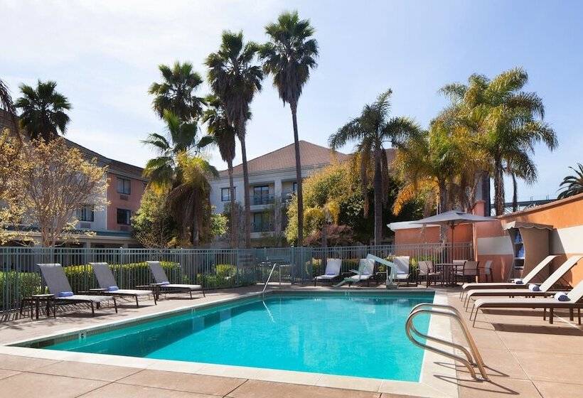 בית מלון כפרי Courtyard By Marriott Oakland Airport