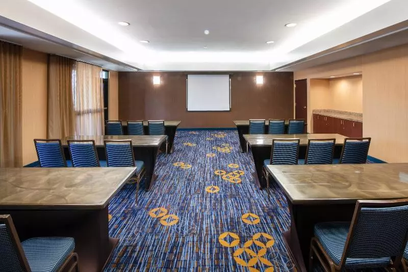 ホテル Courtyard By Marriott Oakland Airport