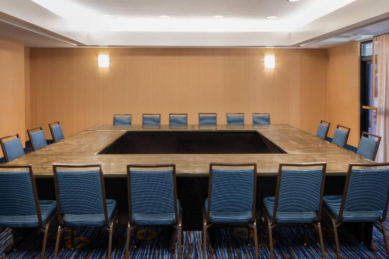 בית מלון כפרי Courtyard By Marriott Oakland Airport