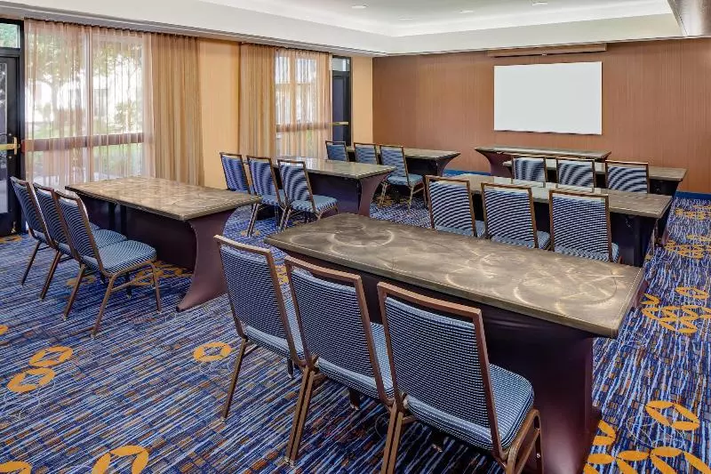 ホテル Courtyard By Marriott Oakland Airport