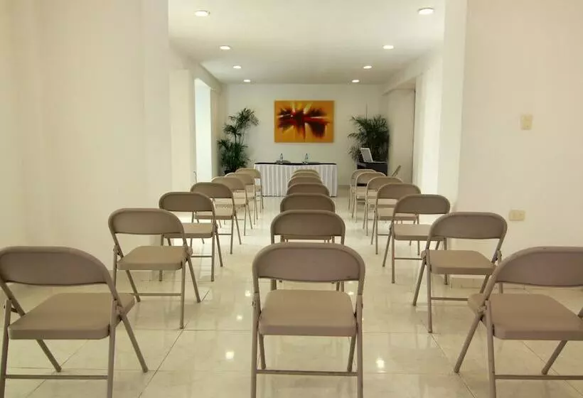 فندق Embajadores