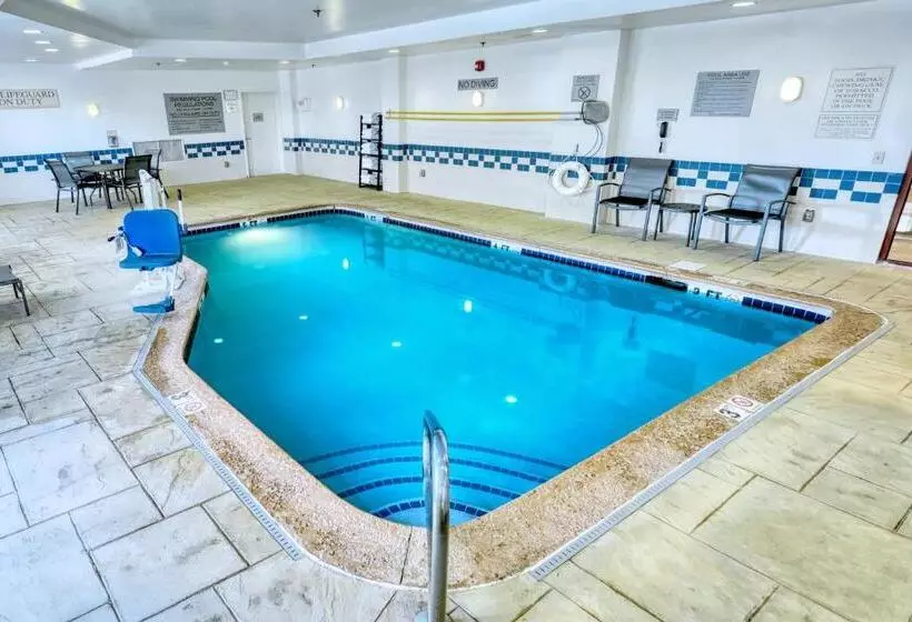 Отель Fairfield Inn & Suites Woodbridge