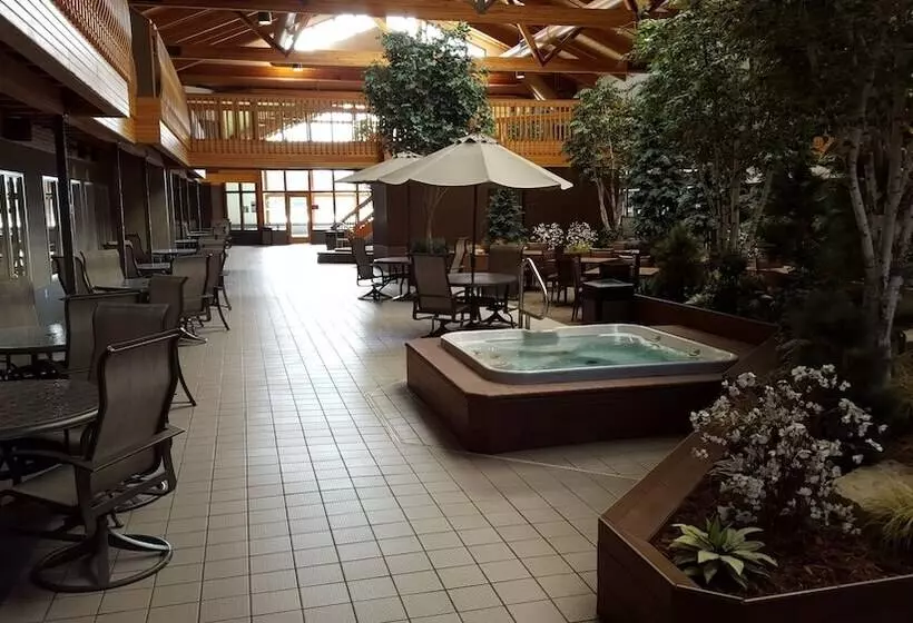 هتل C'mon Inn & Suites Fargo