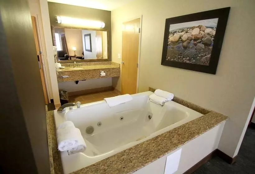 هتل C'mon Inn & Suites Fargo