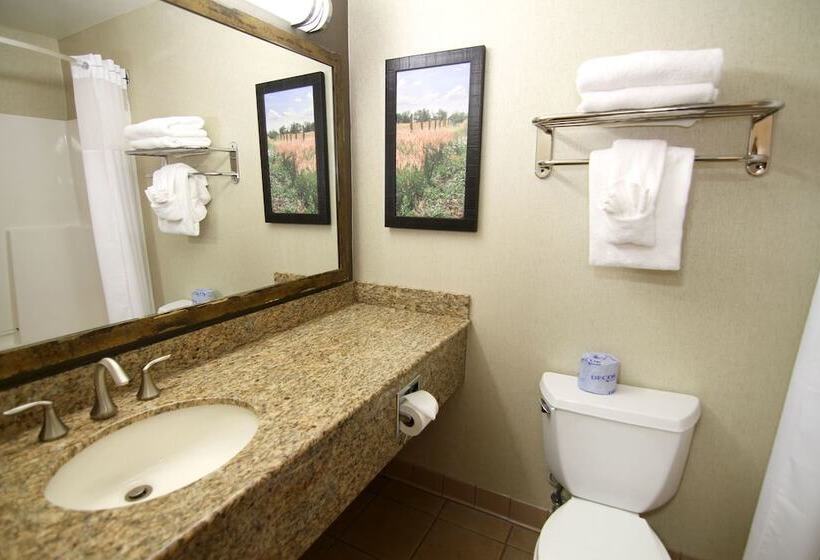 هتل C'mon Inn & Suites Fargo