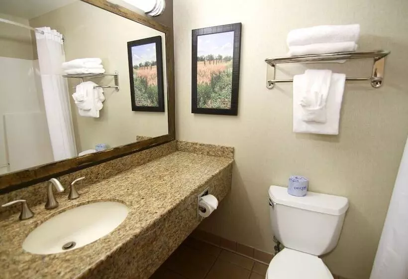 هتل C'mon Inn & Suites Fargo