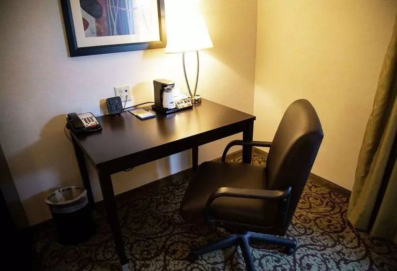 Отель Hampton Inn & Suites Sharon