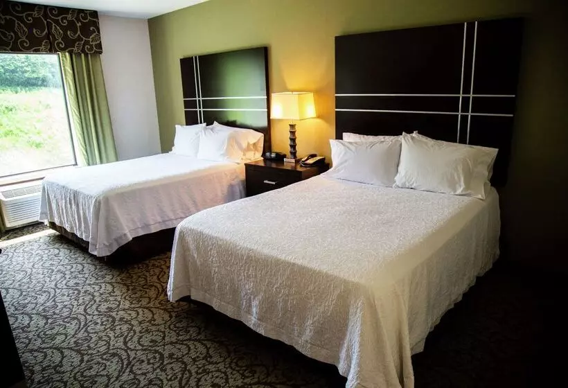 Отель Hampton Inn & Suites Sharon