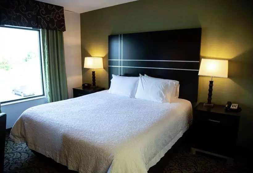 Отель Hampton Inn & Suites Sharon