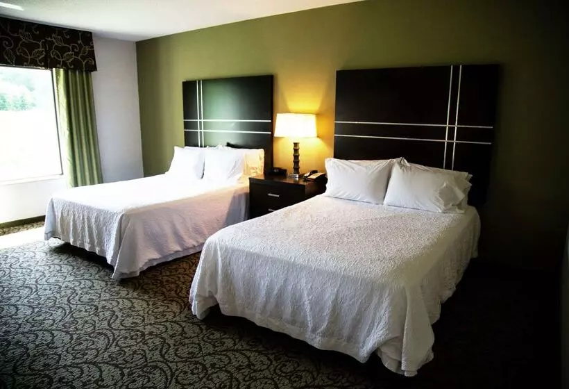 Отель Hampton Inn & Suites Sharon