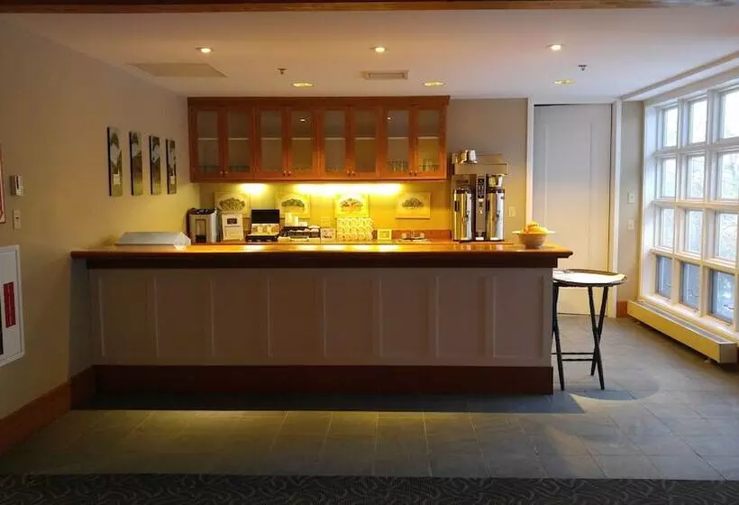 호텔 Warren Conference Center And Inn