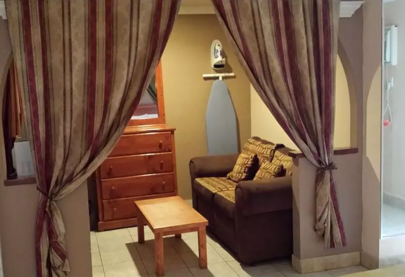 فندق على الطريق Paradise Inn & Suites